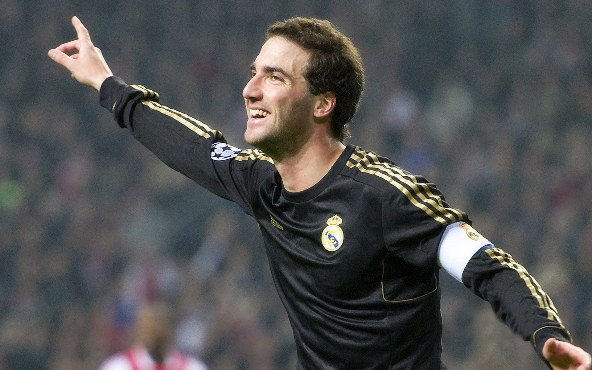 西班牙青少年骑手在世界青少年马术锦标赛中获得团体金牌，展现国家实力。